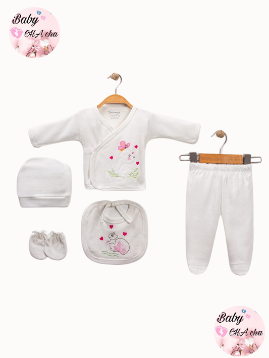 Krem renkli pembe fiyonklu tavşan desenli 5’li kız bebek zıbın takımı - zıbın üst, pantolon, bere, eldiven, önlük

