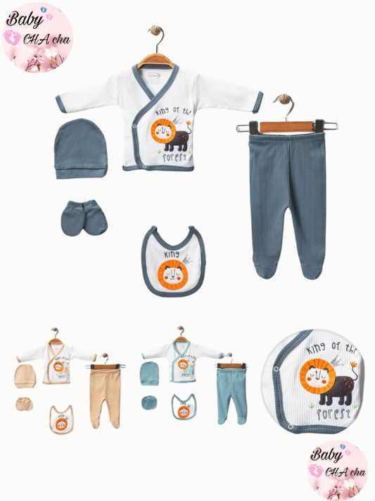 Mavi detaylı, aslan ve geyik desenli "King of the Forest" yazılı 5’li unisex bebek zıbın takımı - zıbın üst, pantolon, bere, eldiven, önlük

