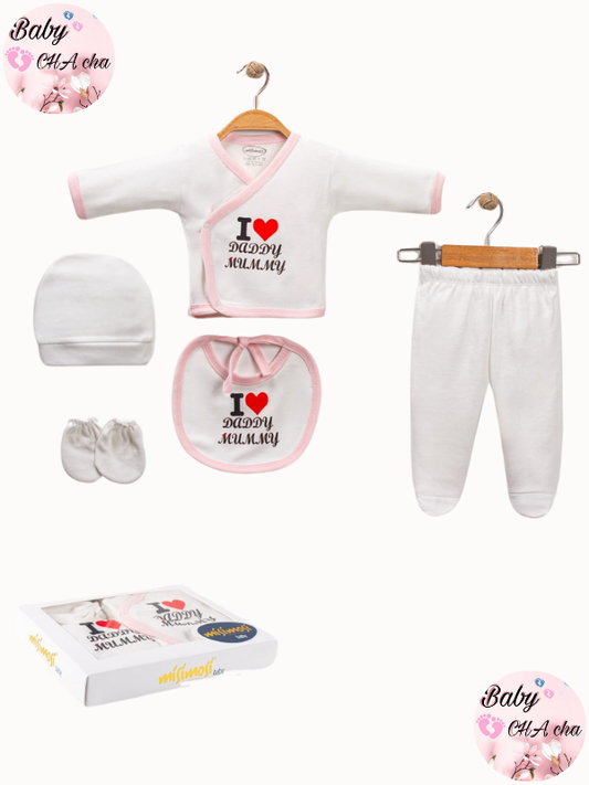 Pembe detaylı “I Love Daddy Mummy” yazılı 5’li kız bebek zıbın takımı - zıbın üst, pantolon, bere, eldiven, önlük, kutulu

