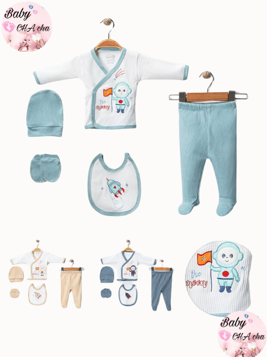 Mavi detaylı astronot ve roket desenli “The Moon” yazılı 5’li unisex bebek zıbın takımı - zıbın üst, pantolon, bere, eldiven, önlük


