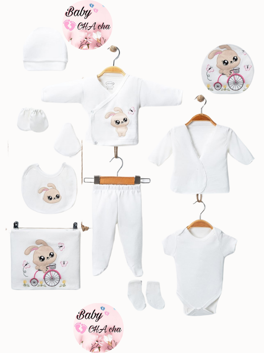 Pembe bisikletli tavşan desenli, beyaz zeminli %100 pamuk 10 parçalık unisex yenidoğan bebek hastane çıkışı seti.

