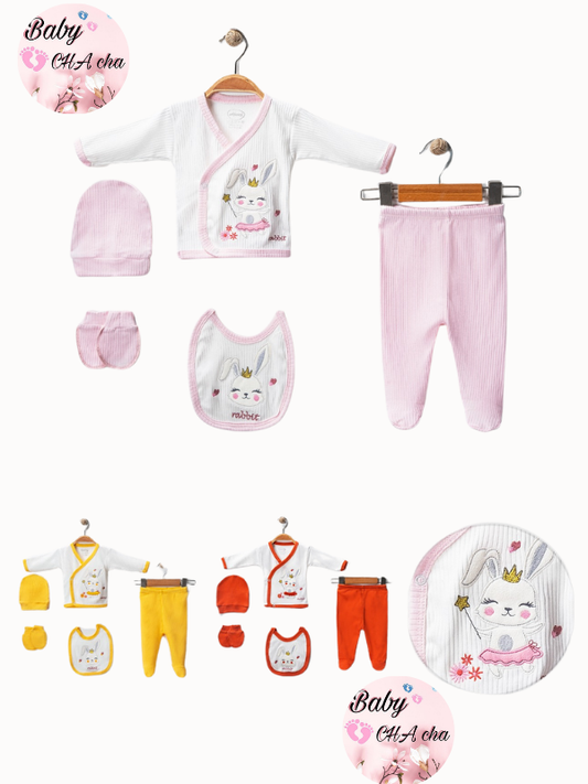 Pembe detaylı taçlı tavşan desenli 5’li kız bebek zıbın seti - zıbın üst, pantolon, bere, eldiven, önlük

