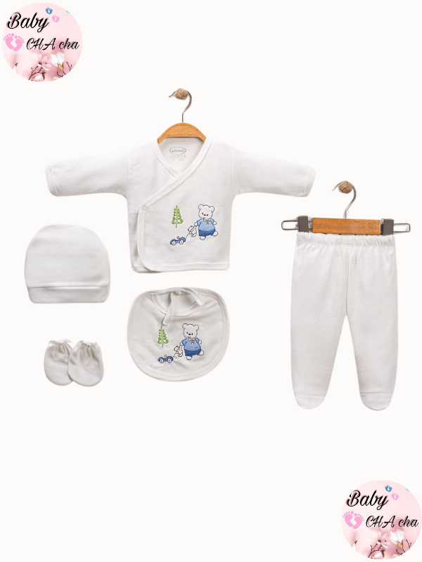 Krem renkli mavi tulumlu ayıcık desenli 5’li unisex bebek zıbın takımı - zıbın üst, pantolon, bere, eldiven, önlük

